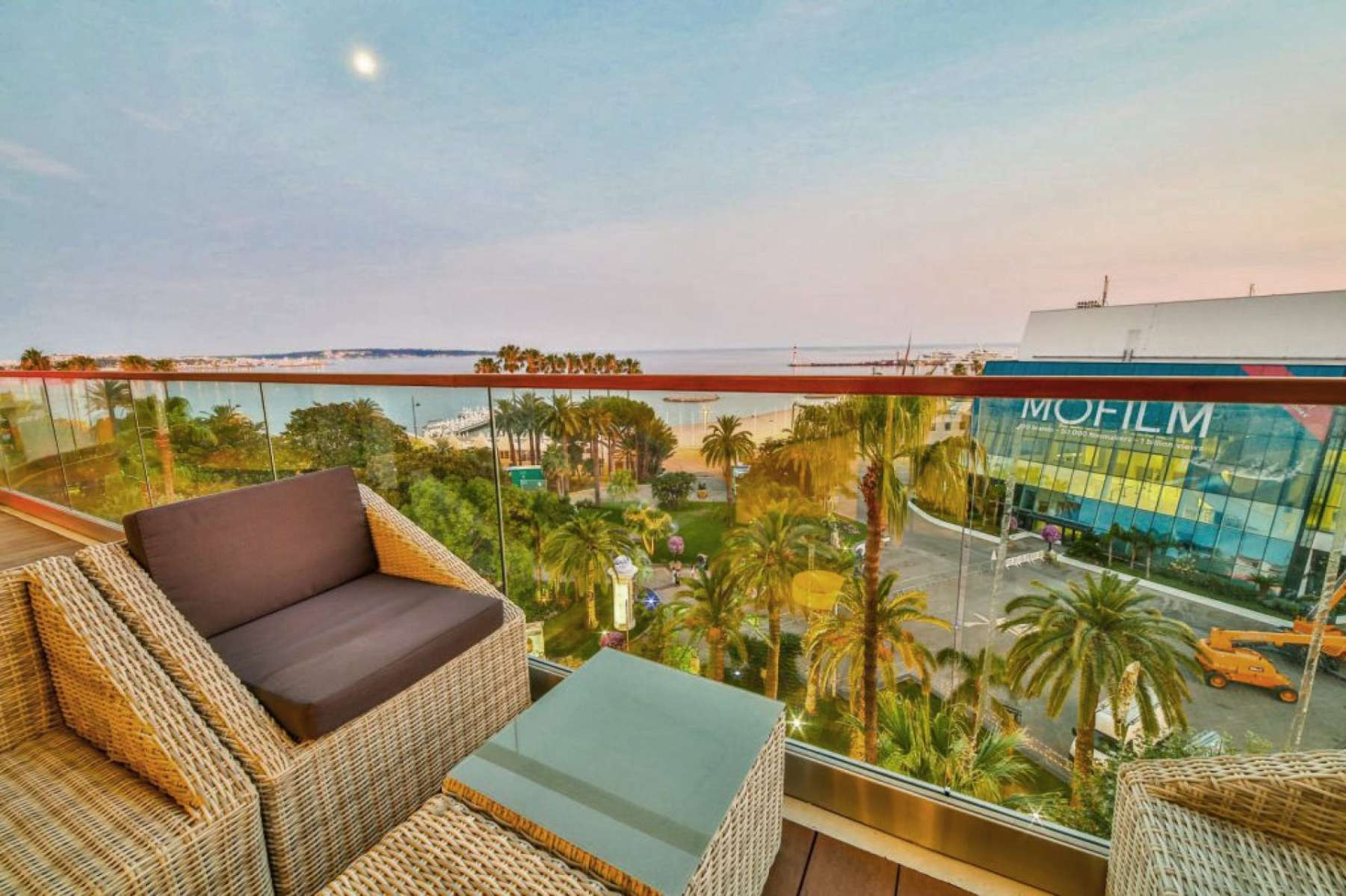 Апартаменти в Cannes навпроти Палацу фестивалів з панорамним видом на море