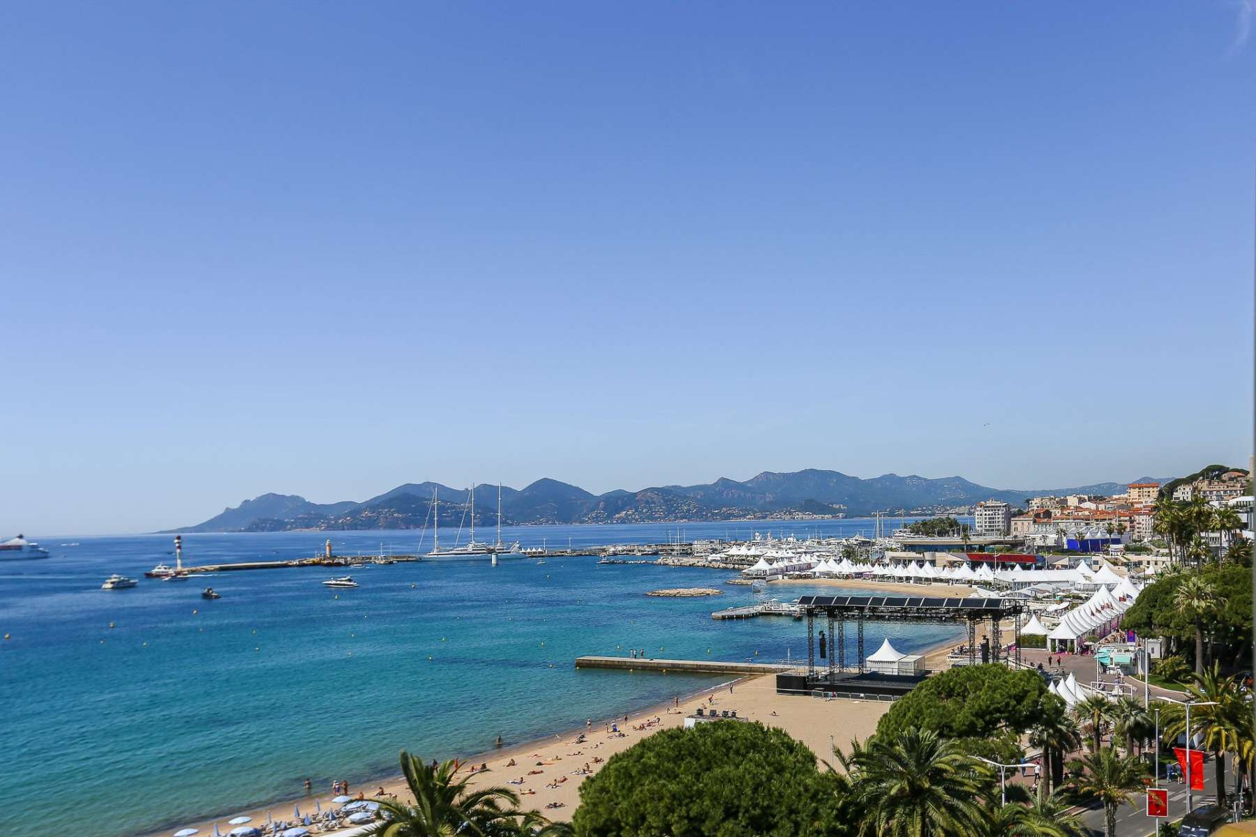 Triplex dans la résidence Le Relais de la Reine avec vue sur la baie de Cannes