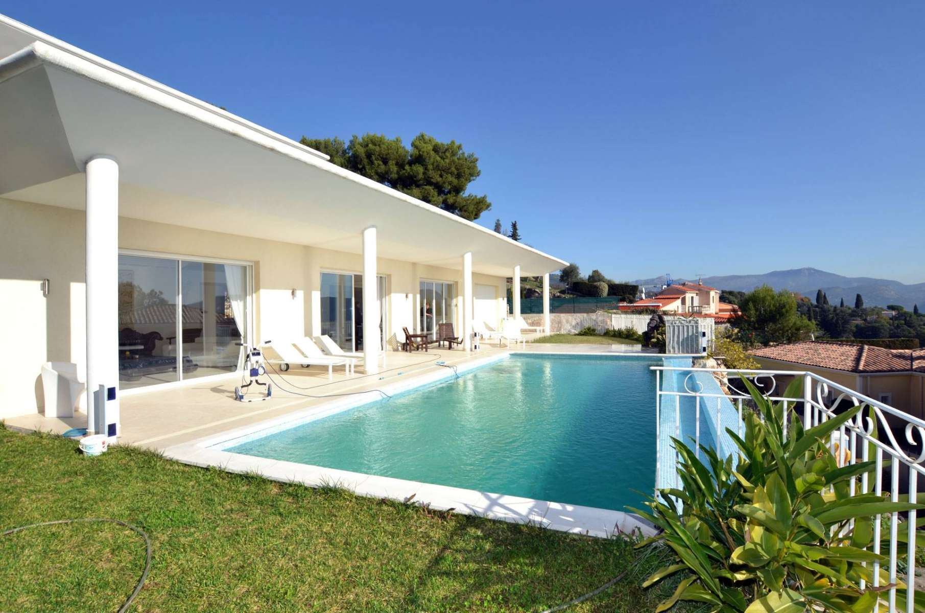 Villa à la location à Nice avec une vue mer
