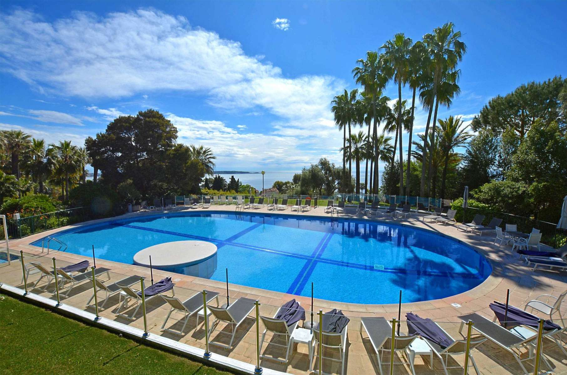 Location d'une villa de luxe vue mer dans un domaine fermé à Cannes