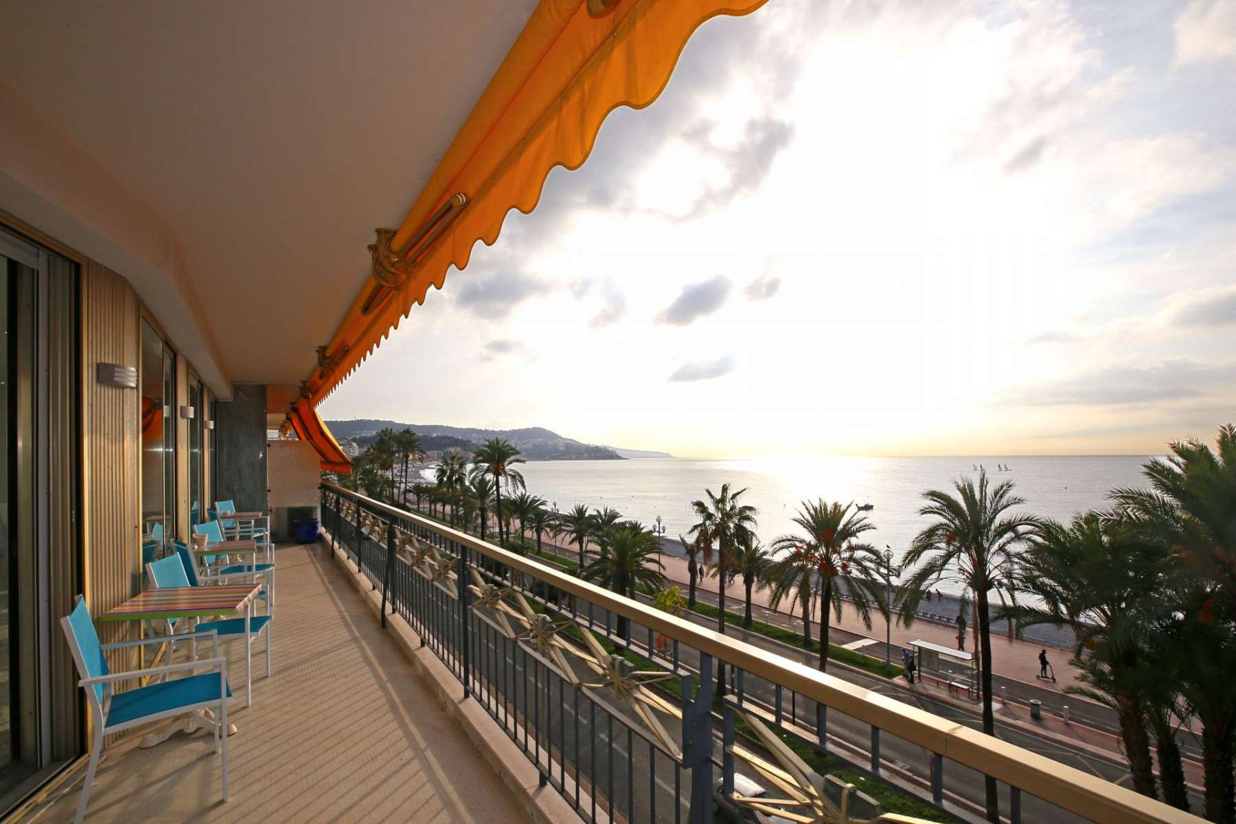 Sea View 3-Bedroom Apartment on Promenade des Anglais