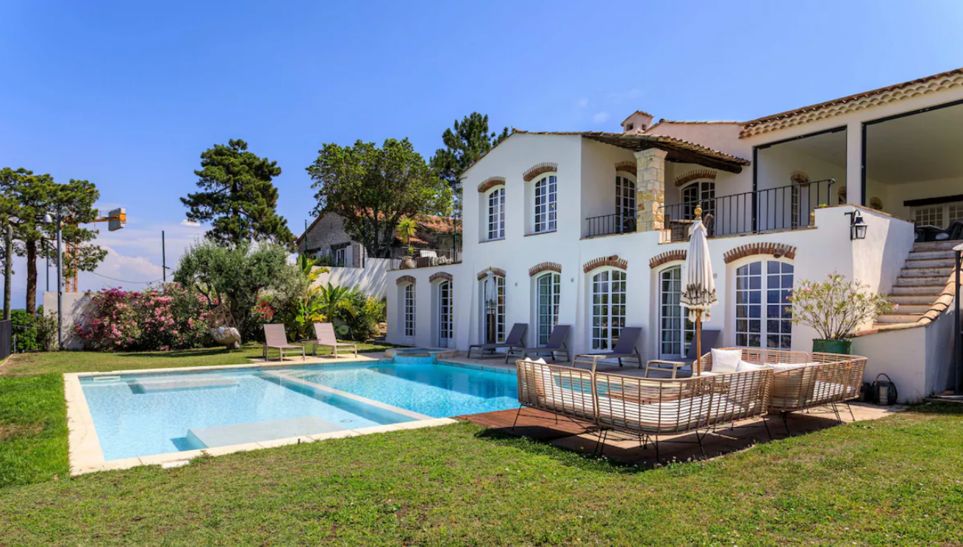 Villa avec vue exceptionnelle sur les hauteurs de Cannes idéale pour vos réceptions