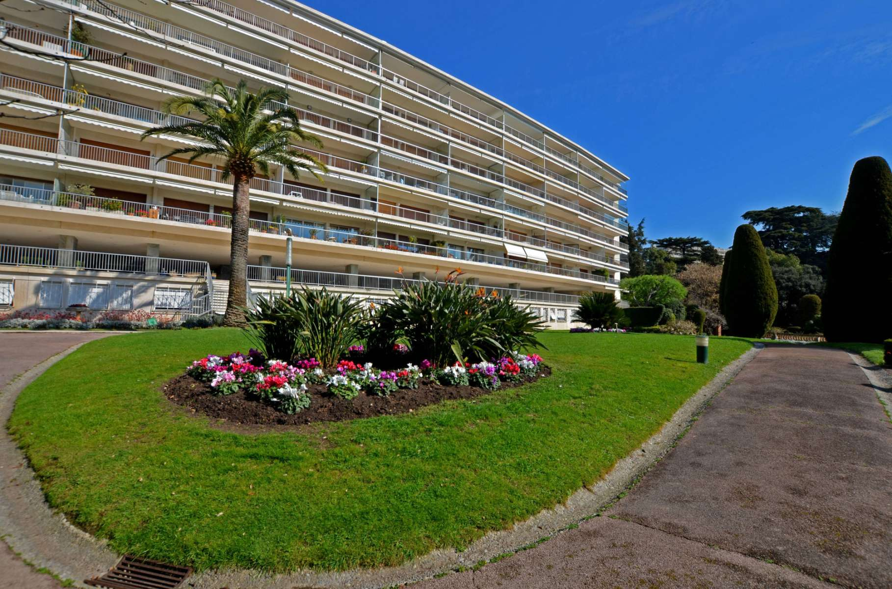 Location d'appartement vue mer dans une résidence fermée avec piscine à Cannes