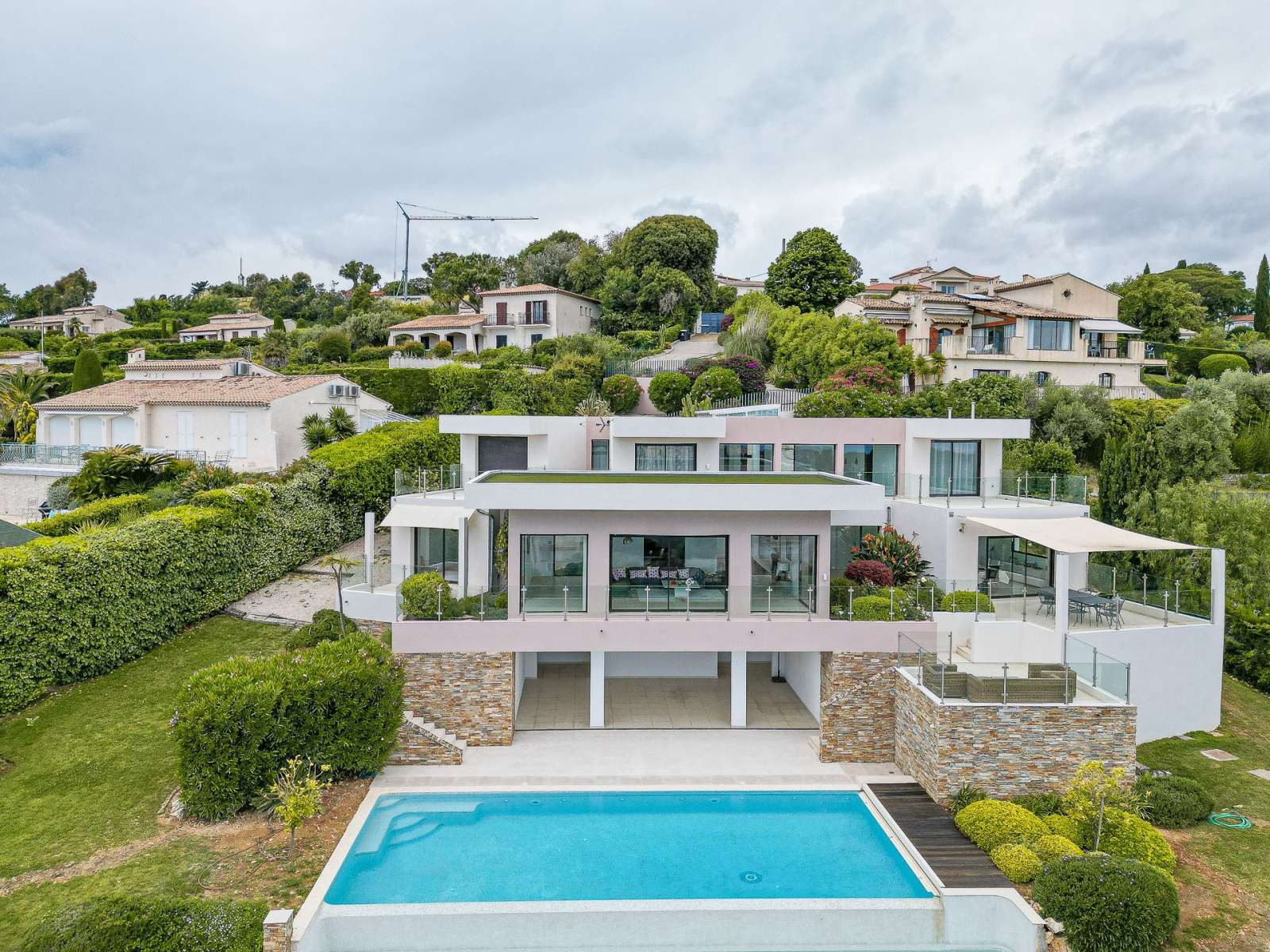 Villa moderne avec vue panoramique sur la mer à Antibes