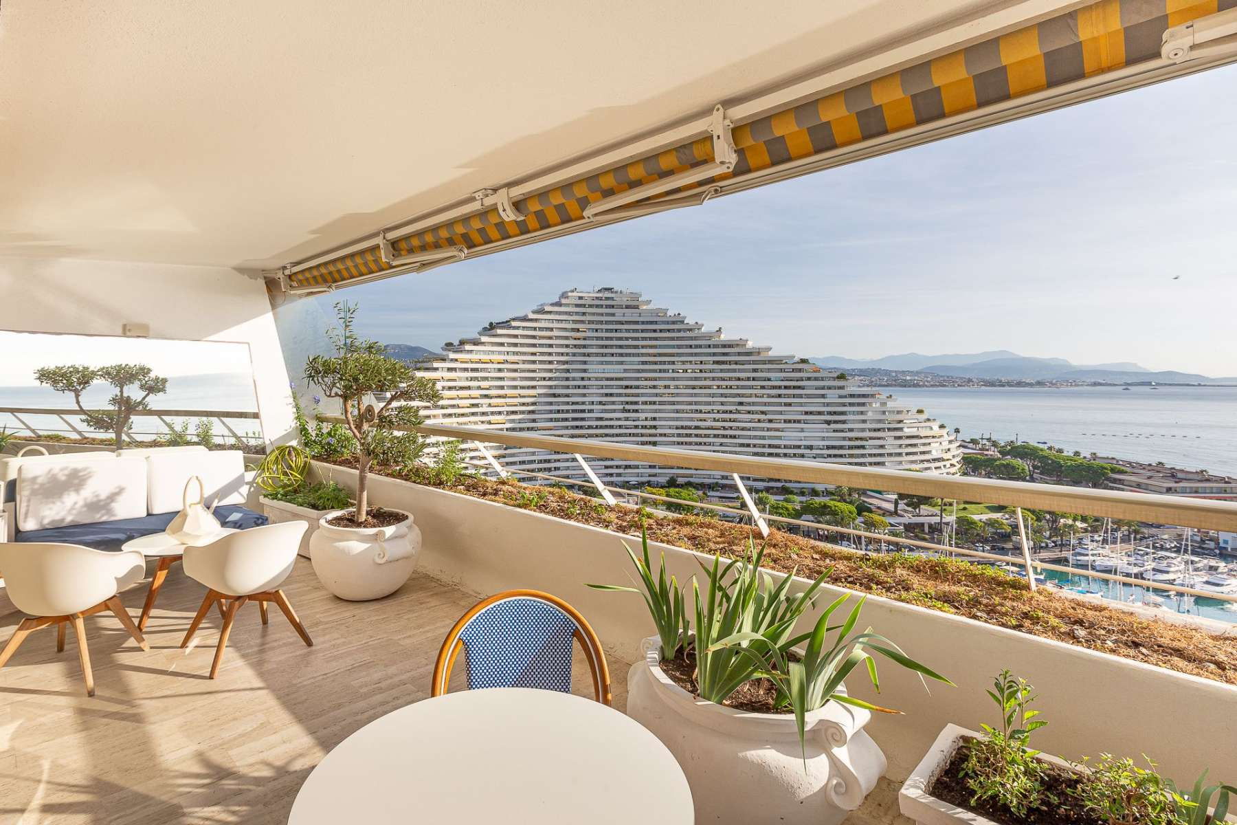 3-комнатные апартаменты с видом на море в престижной резиденции Marina Baie des Anges