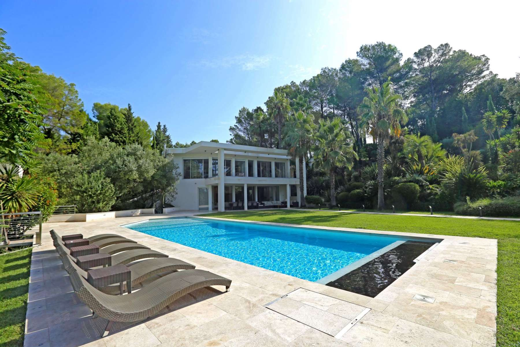Mougins Modern Villa with Expansive Garden Oasis and Privacy