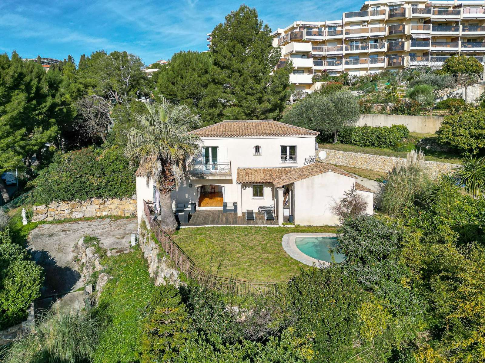 Villa à Nice à quelques pas de la mer, avec potentiel