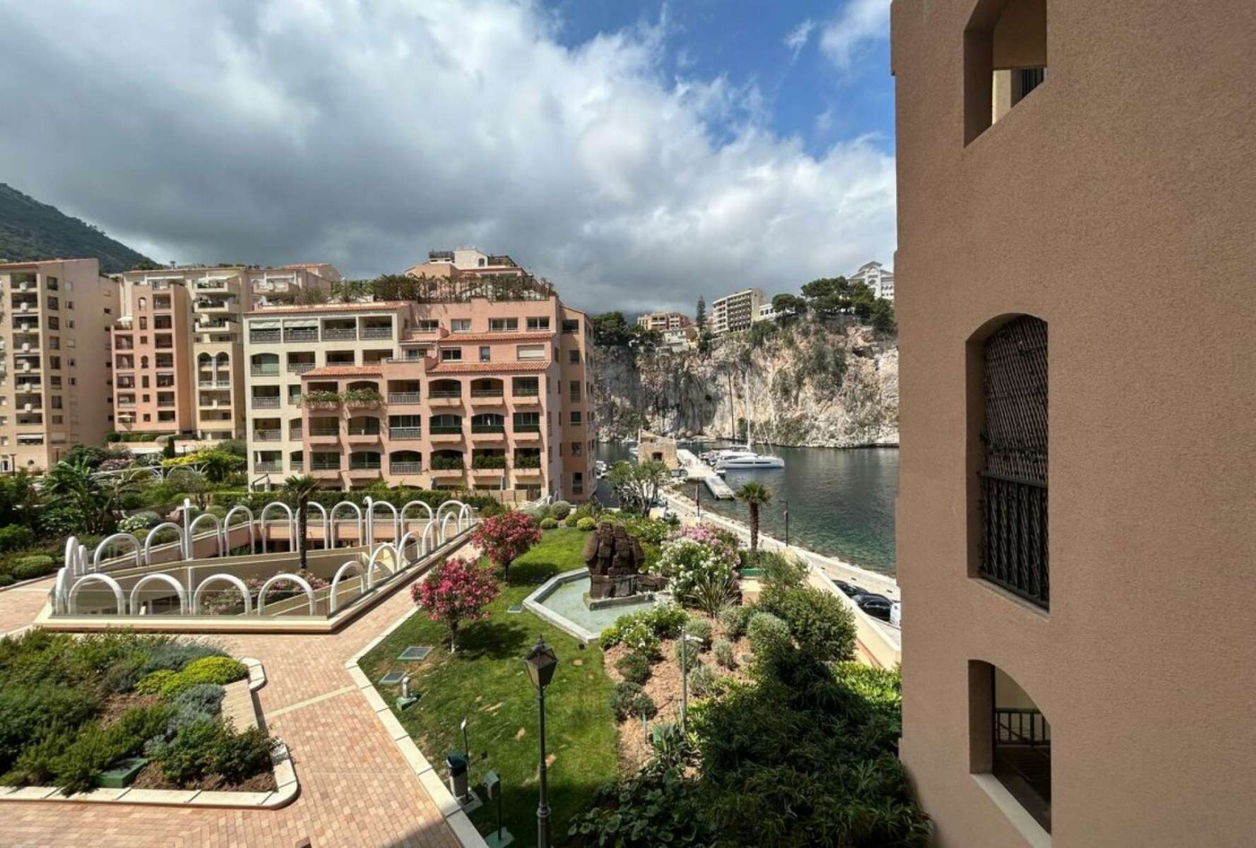 Апартаменты в роскошной резиденции в Монако Фонвьей