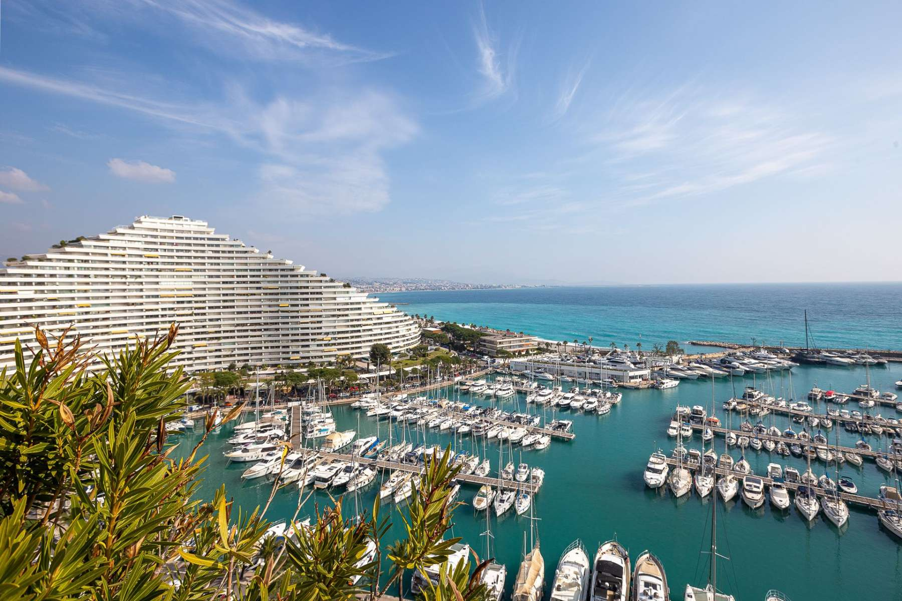 Квартира с большой террасой и видом на море в Marina Baie des Anges