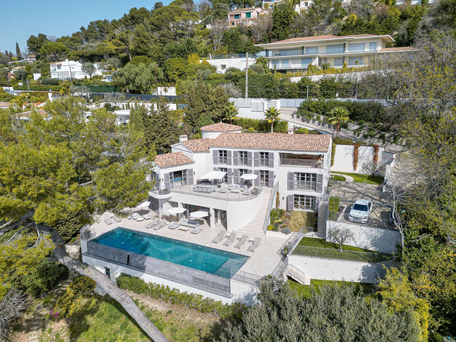 Вилла с панорамным видом на море в престижном районе Канн