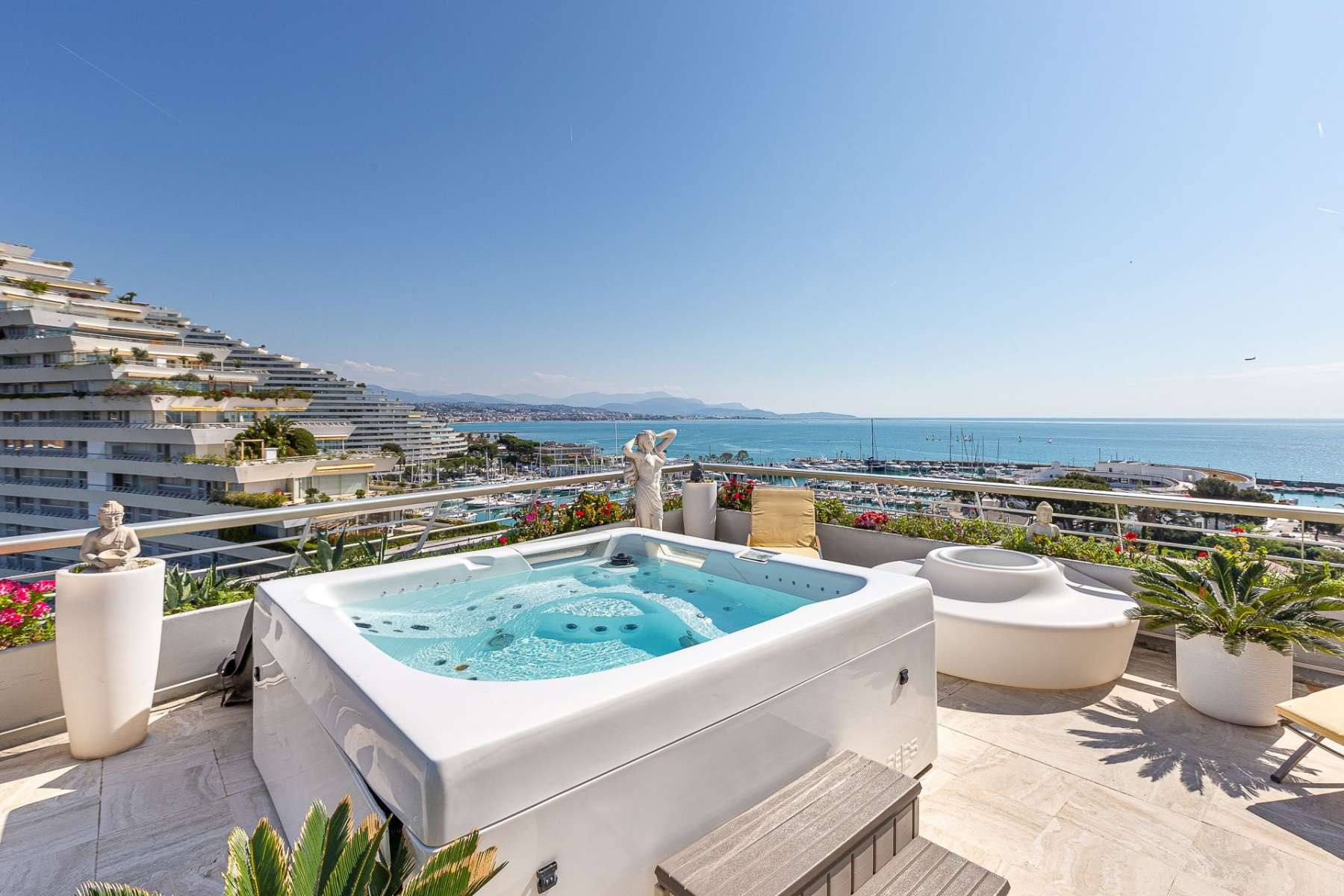 Апартаменты с панорамным видом на море в Marina Baie des Anges