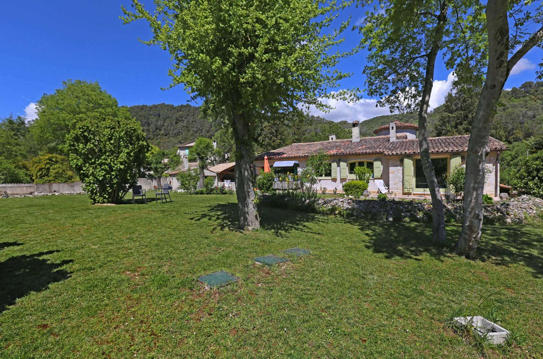 Продаж будинку з каменю біля річки Colle sur Loup